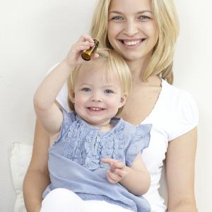 Mama und Kind mit Bachblütenmischung - Fotolia epics Mama und Kind mit Bachblütenmischung - Fotolia epics