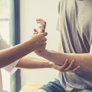 Kinesiologie Touch for Health - Adobe Stock Kinesiologie Touch for Health - Adobe Stock
