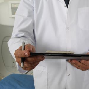 Arzt mit Klemmbrett Arzt mit Klemmbrett