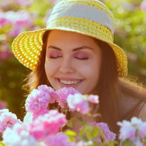 Frau riecht an Blumen - AdobeStock Fotofabrika