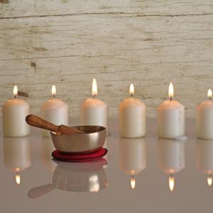 Klangschale mit Kerzen Klangschale mit Kerzen