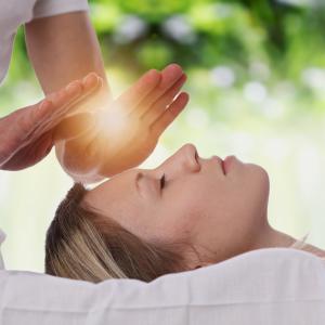 Therapeutic Touch Anwendung Kopf - AdobeStock Glisic Albina Therapeutic Touch Anwendung Kopf - AdobeStock Glisic Albina