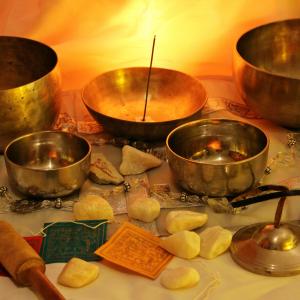 Klangpunktur nach TCM - Klangschalen Klangpunktur nach TCM - Klangschalen