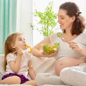 Schwangere und Mädchen - Fotolia Schwangere und Mädchen - Fotolia