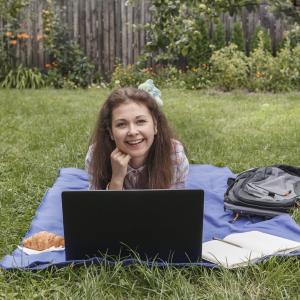 Kräuterausbildung Online - AdobeStock Maryana  Kräuterausbildung Online - AdobeStock Maryana
