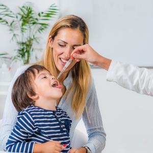 Dipl. Bachblütenberater/in - Verabreichung von Bachblüten an ein Kind - AdobeStock Microgen