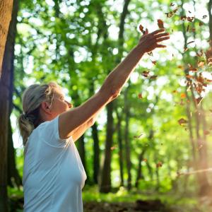 Frau im Wald - AdobeStock Tanja Esser