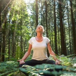 Frau im Wald - AdobeStock Tanja Esser