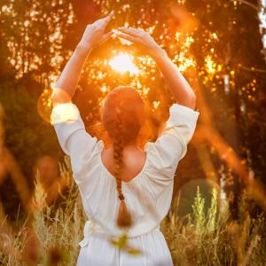 Frau im Wald - AdobeStock Olga Frau im Wald - AdobeStock Olga