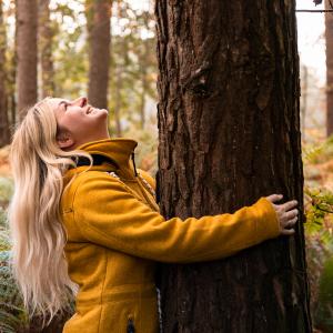 Frau mit Baum - AdobeStock Daniel Beckemeier 