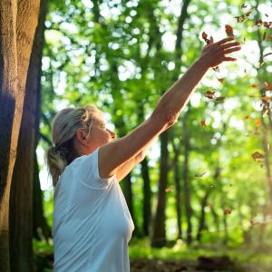 Frau im Wald - AdobeStock Tanja Esser Frau im Wald - AdobeStock Tanja Esser