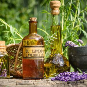 Natürliches Lavendelöl selbst herstellen - Fotolia Natürliches Lavendelöl selbst herstellen - Fotolia