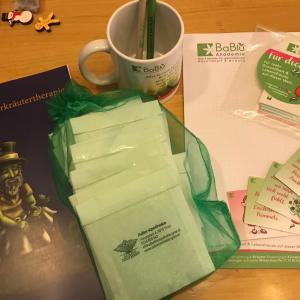 Fotos einer BaBlü-Absolventin der Meisterkräuter-Ausbildung mit dem Starterset daheim online Fotos einer BaBlü-Absolventin der Meisterkräuter-Ausbildung mit dem Starterset daheim online