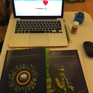 Fotos einer BaBlü-Absolventin der Meisterkräuter-Ausbildung mit dem Starterset daheim online Fotos einer BaBlü-Absolventin der Meisterkräuter-Ausbildung mit dem Starterset daheim online