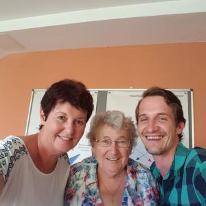 Einblicke in die Praxis bei der Meisterkräuterausbildung in Österreich - unsere TeilnehmerInnen sind zwischen 18 und 85 Jahren alt! :-) Hier Oma, Tante und Benedikt Schröder