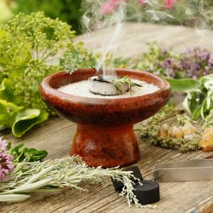 Räuchern in den Raunächten mit heimischen Kräutern - Onlinekurs. Foto: Adobe-Stock behewa Räuchern in den Raunächten mit heimischen Kräutern - Onlinekurs. Foto: Adobe-Stock behewa