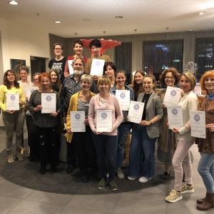 Zeugnisübergabe Aroma und Edelsteintherapie 22.10.2022 Zeugnisübergabe Aroma und Edelsteintherapie 22.10.2022
