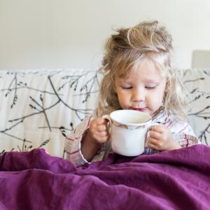 AdobeStock_eloi_Kräutertee für Kinder bei Husten, Schnupfen und Erkältung