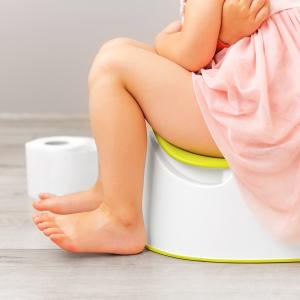 AdobeStock_fotoduets_Bauchschmerzen Verstopfung bei Kindern natürlich behandeln AdobeStock_fotoduets_Bauchschmerzen Verstopfung bei Kindern natürlich behandeln