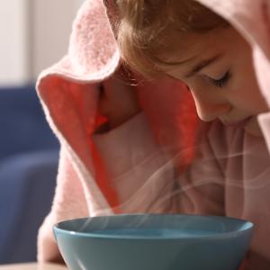 AdobeStock_New Africa_Hausmittel Inhalieren bei Erkältungskrankheiten bei Kindern AdobeStock_New Africa_Hausmittel Inhalieren bei Erkältungskrankheiten bei Kindern