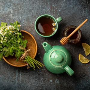AdobeStock_somegirl_Heilkräutetee Kure der traditionellen Volksheilkunde lernen AdobeStock_somegirl_Heilkräutetee Kure der traditionellen Volksheilkunde lernen