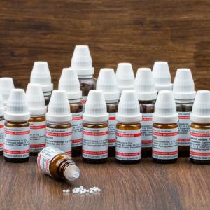 AdobeStock_bina01_Homöopathische Hausapotheke AdobeStock_bina01_Homöopathische Hausapotheke