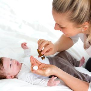 AdobeStock_epiximages_Homöpathische Hausapotheke für Kinder AdobeStock_epiximages_Homöpathische Hausapotheke für Kinder