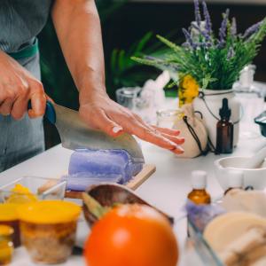 AdobeStock_Microgen_Seifenhersteller Kurs- Seifensieden in einer praxisorientierten Ausbildung lernen