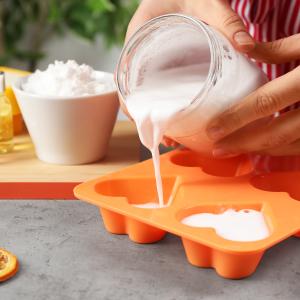 AdobeStock_New Africa_Seifenformen befüllen - Naturseifen selber machen AdobeStock_New Africa_Seifenformen befüllen - Naturseifen selber machen