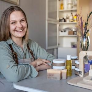 AdobeStock_Светлана Густова_glückliche Seifensiederin - ein wunderschönes Hobby AdobeStock_Светлана Густова_glückliche Seifensiederin - ein wunderschönes Hobby