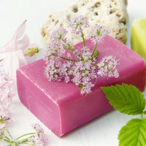 Blütenseife Rezepte für Lavendelseife - im Kurs lernen Sie, wie Sie selbst verschiedene Seifenkreationen machen können.