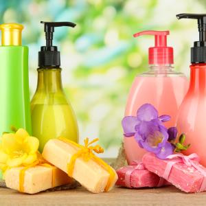Seife©AfricaStudio–stock.adobe.com Flüssigseife und Naturseifen Seife©AfricaStudio–stock.adobe.com Flüssigseife und Naturseifen