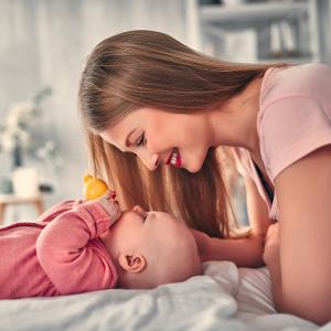 Ganzheitliche Pflege mit ätherischen Ölen, Hydrolaten und Pflanzenölen für Babys - Vasyl AdobeStock