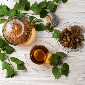 AdobeStock_Mariya Sorvacheva_ChagaPilz als Tee AdobeStock_Mariya Sorvacheva_ChagaPilz als Tee