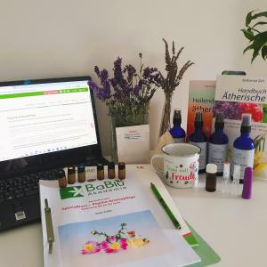 Foto einer begeisterten Absolventin vom Onlinekurs Psycho-Aromapflege Kurs Oktober 2023 Foto einer begeisterten Absolventin vom Onlinekurs Psycho-Aromapflege Kurs Oktober 2023