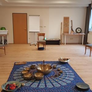 Seminarstart Dipl. Klangmassage in der Praxis von Dieter Czerny April 2022 Seminarstart Dipl. Klangmassage in der Praxis von Dieter Czerny April 2022