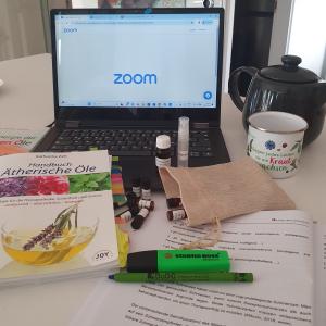 Einblicke einer begeisterten Teilnehmerin - Aromapflege Praxis- in den verschiedenen Einsatzgebieten Einblicke einer begeisterten Teilnehmerin - Aromapflege Praxis- in den verschiedenen Einsatzgebieten