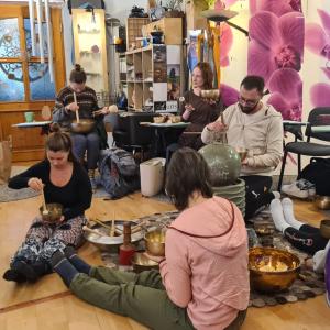 Praktisches Üben bei der Klangschalen/Klangmassage- Grundausbildung April 2024 Praktisches Üben bei der Klangschalen/Klangmassage- Grundausbildung April 2024