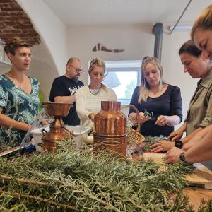 Einblicke in das Modul "Botanik der Duft- und Heilpflanzen" aus dem Lehrgang "Weiterbildung Komplementäre Pflege - Aromapflege §64 GuKG" 2024 Einblicke in das Modul "Botanik der Duft- und Heilpflanzen" aus dem Lehrgang "Weiterbildung Komplementäre Pflege - Aromapflege §64 GuKG" 2024