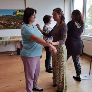 Praxis beim Seminar Kinesiologie - Touch for Health® I Graz Steiermarkhof Oktober 2024 Praxis beim Seminar Kinesiologie - Touch for Health® I Graz Steiermarkhof Oktober 2024