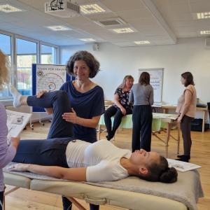 Kinesiologisches Austesten beim Seminar Kinesiologie - Touch for Health® I Graz Steiermarkhof Oktober 2024 Kinesiologisches Austesten beim Seminar Kinesiologie - Touch for Health® I Graz Steiermarkhof Oktober 2024