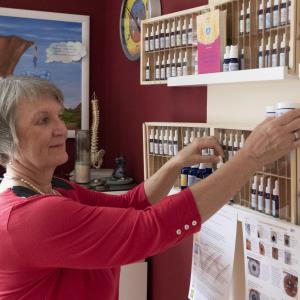 Vistara Haiduk in ihrer Naturheilpraxis und der Arbeit der Phylak Spagyrik Vistara Haiduk in ihrer Naturheilpraxis und der Arbeit der Phylak Spagyrik