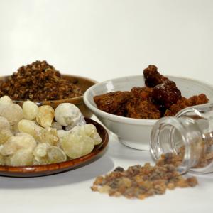 Räuchern Rituale in Ayurveda, Tibet, Japan, Arabien - Seminar & Kurs Online über Räuchern mit Harzen Weihrauch Mhyrre TEM, Fotocredit: behewa AdobeStock Räuchern Rituale in Ayurveda, Tibet, Japan, Arabien - Seminar & Kurs Online über Räuchern mit Harzen Weihrauch Mhyrre TEM, Fotocredit: behewa AdobeStock