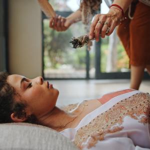 Räuchern Rituale in Ayurveda, Tibet, Japan, Arabien - Seminar & Kurs Online über Räucherrituale international, Fotocredit: peopleimages.com AdobeStock Räuchern Rituale in Ayurveda, Tibet, Japan, Arabien - Seminar & Kurs Online über Räucherrituale international, Fotocredit: peopleimages.com AdobeStock