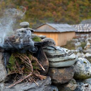 Räuchern mit heiligen Harzen und Kräutern aus Fernost Indien und Co. AdobeStock Olga Gudumac