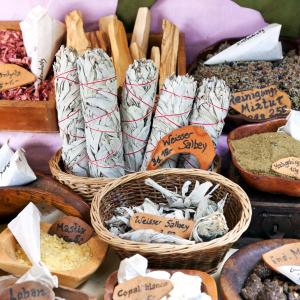 Räucherwerk: Pflanzen wie Salbei, Lavendel, Hölzer und Harze - lernen, wann wann welches verwendet bei BaBlü!  Räucherwerk: Pflanzen wie Salbei, Lavendel, Hölzer und Harze - lernen, wann wann welches verwendet bei BaBlü!