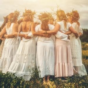 Jahreskreisfeste, Frauenkreis, Kräuterhexen, Räuchern begleitet alte Traditionen. Alles darüber lernen: Online-Ausbildung Räuchern bei BaBlü - das Räuchern praxisnah lernen und erfahren in der Räucherpraktiker/in Ausbildung; Fotocredit: AdobeStock Jahreskreisfeste, Frauenkreis, Kräuterhexen, Räuchern begleitet alte Traditionen. Alles darüber lernen: Online-Ausbildung Räuchern bei BaBlü - das Räuchern praxisnah lernen und erfahren in der Räucherpraktiker/in Ausbildung; Fotocredit: AdobeStock