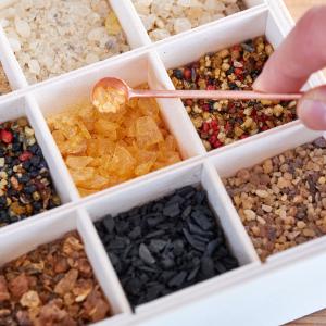 Räucherwerk selbst zusammenstellen und Räucher-Mischungen herstellen; Tipps und Ablauf; Online-Ausbildung Räuchern bei BaBlü - das Räuchern praxisnah lernen und erfahren in der Räucherpraktiker/in Ausbildung; Fotocredit: AdobeStock Räucherwerk selbst zusammenstellen und Räucher-Mischungen herstellen; Tipps und Ablauf; Online-Ausbildung Räuchern bei BaBlü - das Räuchern praxisnah lernen und erfahren in der Räucherpraktiker/in Ausbildung; Fotocredit: AdobeStock