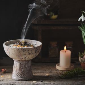 Räuchern zum Jahreskreisfest Imbolc nach TEM - Räucher-Rituale mit heimischen Pflanzen - lernen in der Ausbildung und im Kurs in der BaBlü Akademie Online. Foto: Adobe-Stock