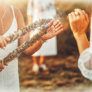 Räuchern zum Jahreskreisfest der Sommersonnenwende nach TEM - Räucher-Rituale mit heimischen Pflanzen - lernen in der Ausbildung und im Kurs in der BaBlü Akademie Online. Foto: Adobe-Stock